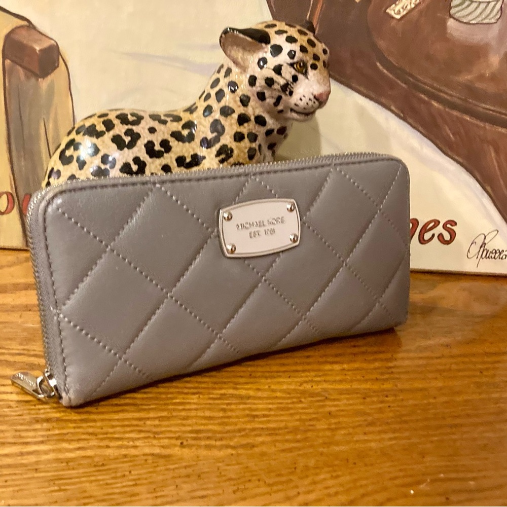 Michael Kors Accordion Quilted Leather Zip Around Wallet Clutch -Grey  EUC - Picture 2 of 9